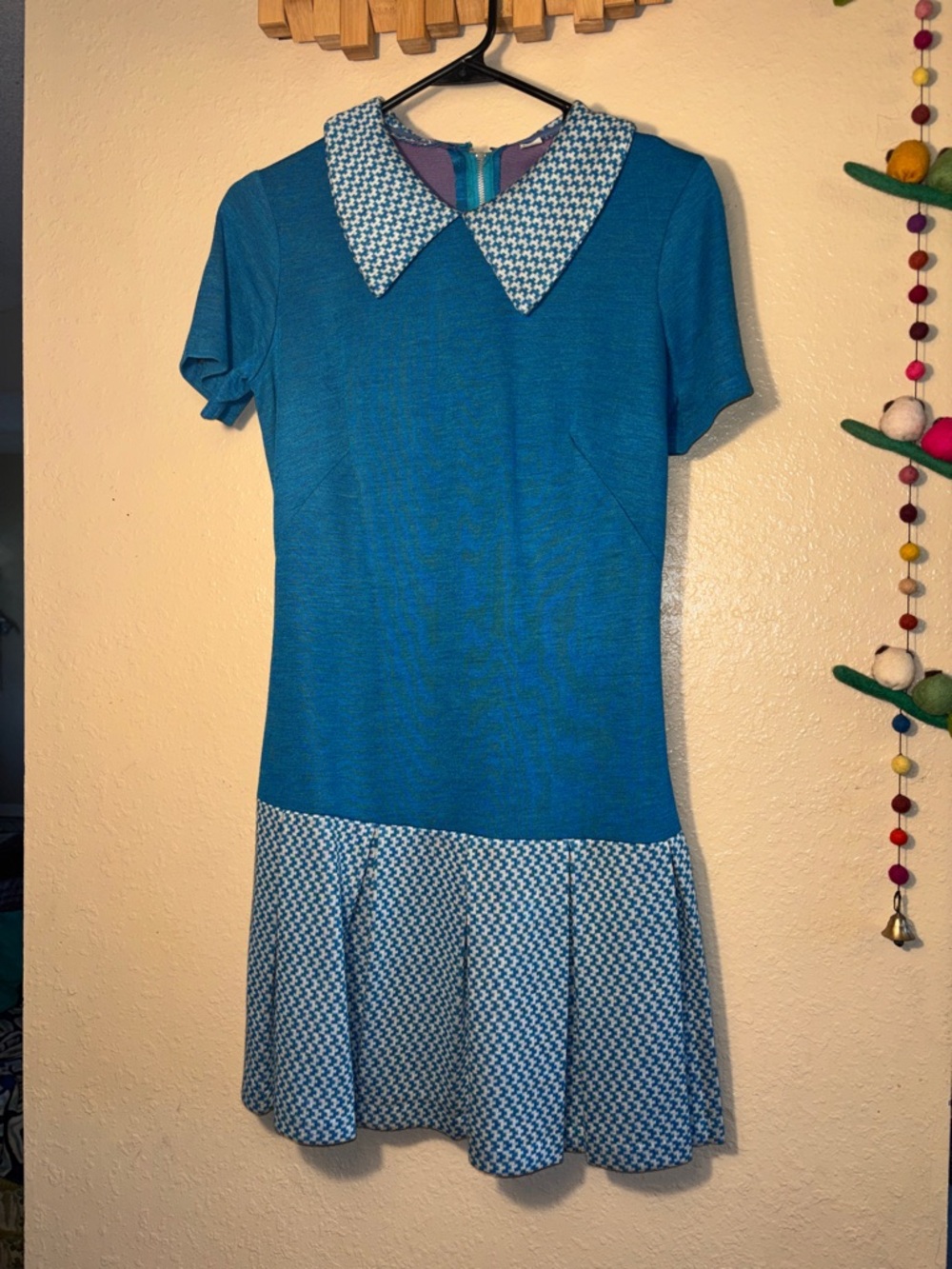 EUC vintage Mod dress features a distinct mod silhouette characterized by a